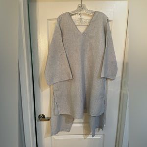 Eileen Fisher gray/white linen top. Size large.